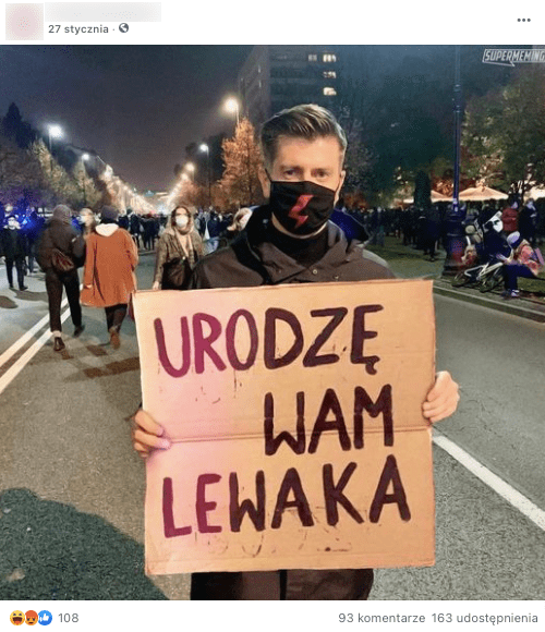 Analizowany post na Facebooku. Na środku stoi mężczyzna w czasie protestu z transparentem "urodzę wam lewaka".