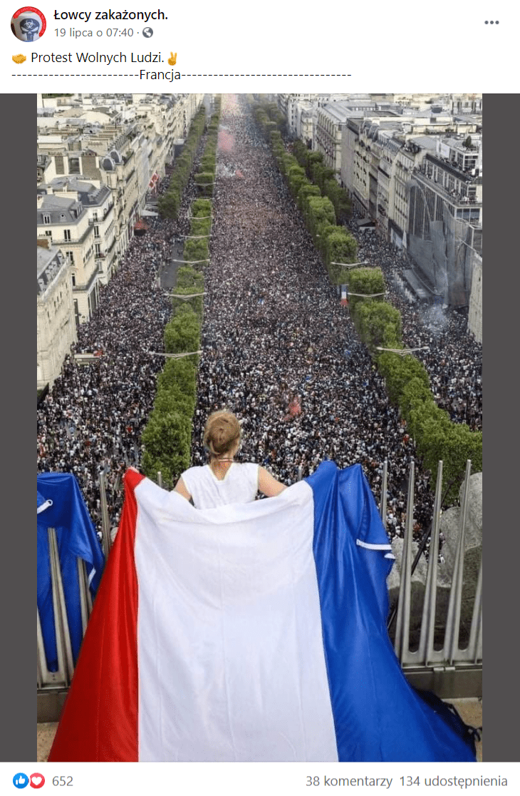 Zrzut ekranu wpisu na Facebooku, do którego dołączono zdjęcie z rzekomych protestów. Tak naprawdę wykonano je kilka temu i nie ma związku z protestami. 