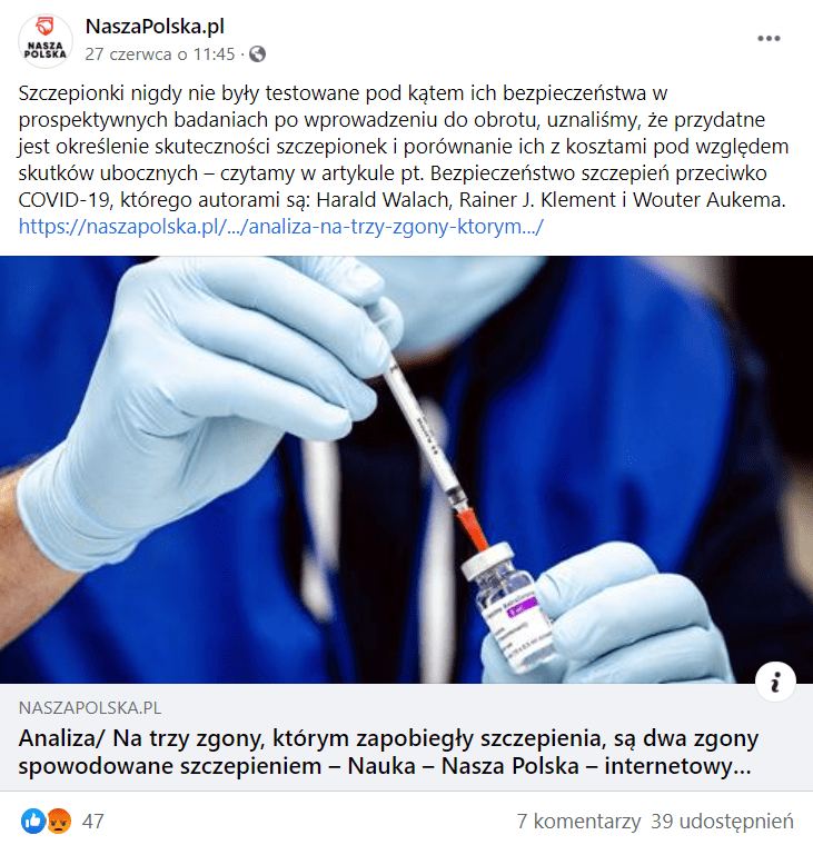 Zrzut ekranu, który przedstawia wpis na profilu NaszaPolska.pl na Facebooku. We wpisie informowano o tym, że szczepionki nigdy nie były testowane pod kątem bezpieczeństwa, a poniżej dołączono link do artykułu na temat badania H. Walacha i in., który opatrzono okładką przedstawiającego medyka przygotowującego szczepionkę przeciw COVID-19 do podania. 