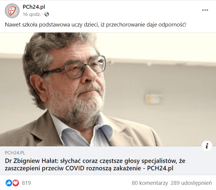 Zrzut ekranu posta na Facebooku, który opublikowano na profilu PCh24.pl. W poście napisano: „Nawet szkoła podstawowa uczy dzieci, iż przechorowanie daje odporność!”. Poniżej dołączono artykuł pt. „Dr Zbigniew Hałat: słychać coraz częstsze głosy specjalistów, że zaszczepieni przeciw COVID roznoszą zakażenie”. Artykuł opatrzono grafiką z wizerunkiem Zbigniewa Hałata spoglądającego w prawą stronę.