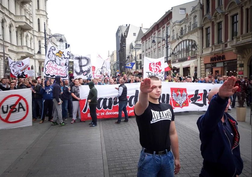 Inne ujęcie dwóch hajlujących mężczyzn