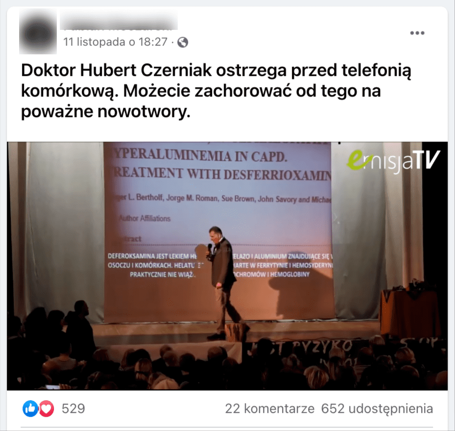 Zrzut ekranu z Facebooka. „Doktor Hubert Czerniak ostrzega przed telefonią komórkową. Możecie zachorować od tego na poważne nowotwory” - czytamy w opublikowanym poście. Dołączono do niego zdjęcie, na którym widzimy ubranego w garnitur mężczyznę, który z mikrofonem stoi na scenie.