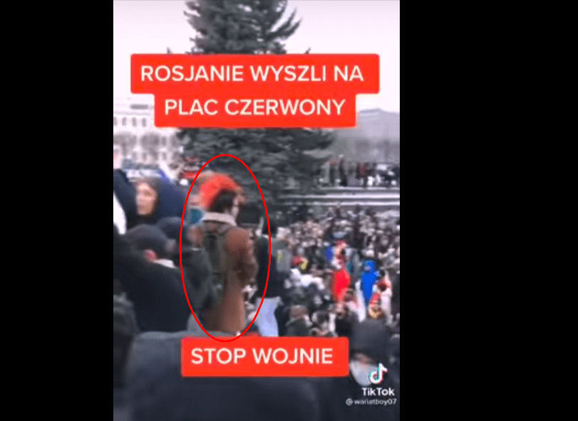 Zrzut ekranu przedstawiający tłum z zaznaczonym w czerwonym kole mężczyzną.