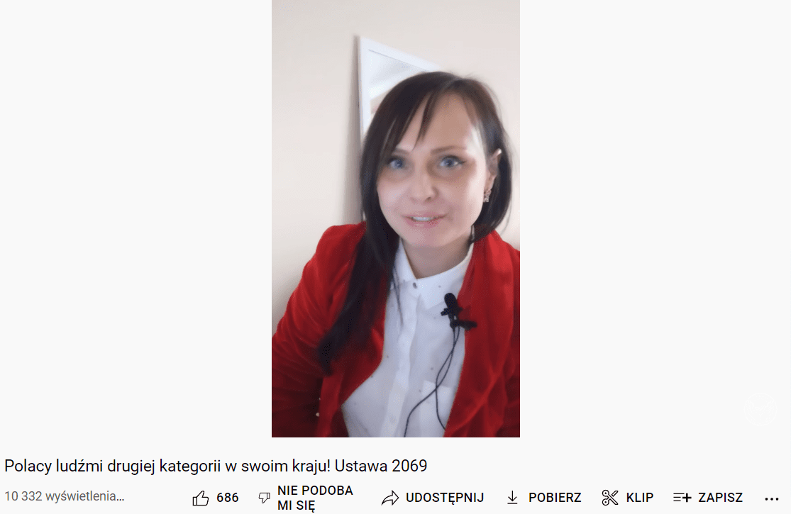 Zrzut ekranu przedstawiający klatkę z nagrania na YouTube, na którym widoczna jest kobieta ubrana w czerwony żakiet. Tytuł filmu głosi, że Polacy są “ludźmi drugiej kategorii w swoim kraju!”. Film został polubiony przez ponad 600 osób.