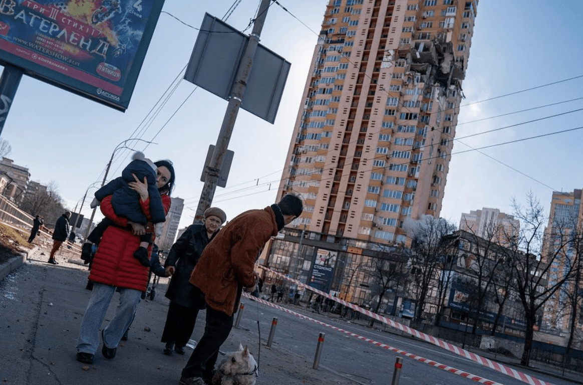 Fotografia autorstwa Alexa Lourie. Widoczny jest zniszony blok mieszkalny w Kijowie.