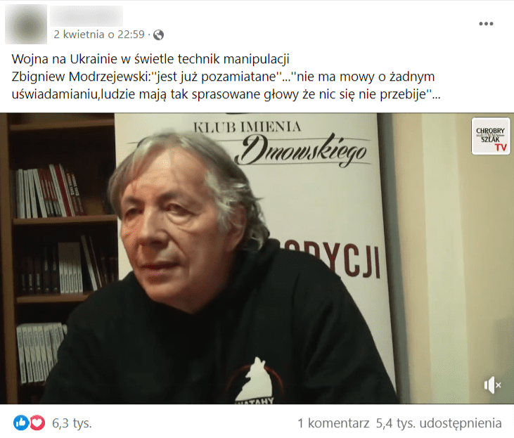 Zrzut ekranu wpisu zamieszczonego na Facebooku, który udostępniono ponad 5,4 tys. razy. Film przedstawia ubranego na czarno Zbigniewa Modrzejewskiego na tle półki z książkami.