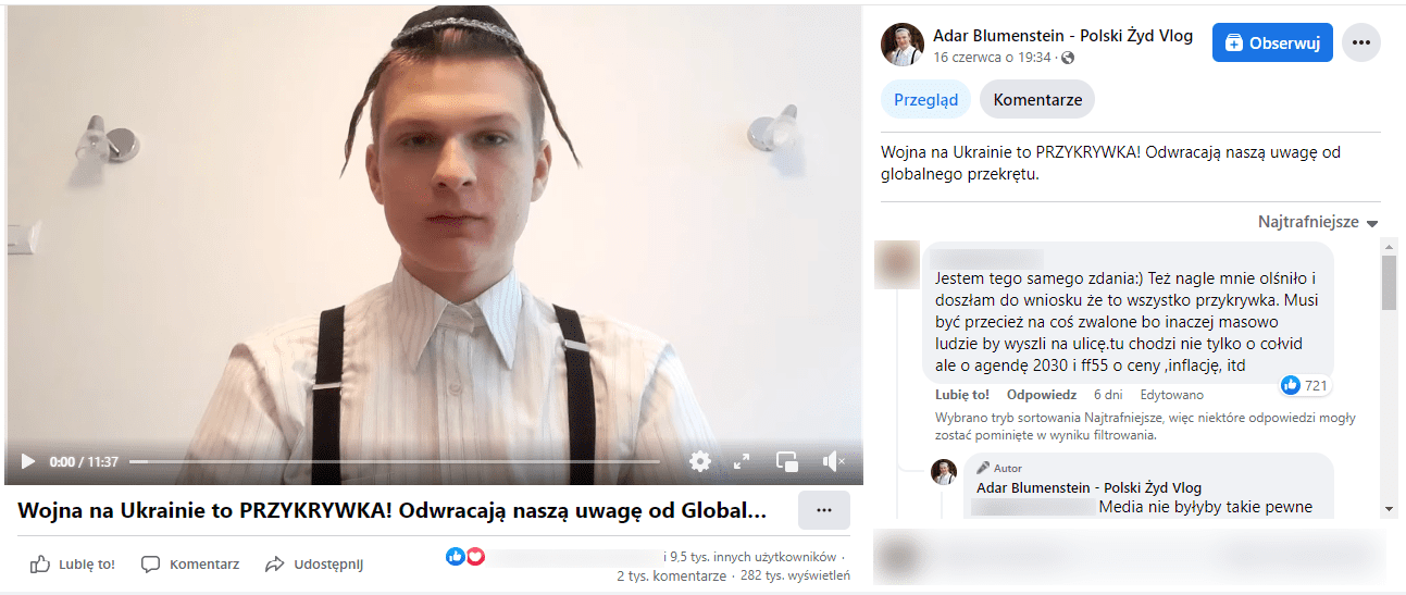 Zrzut ekranu posta na Facebooku, w którym udostępniono omawiany film. W kadrze  widzimy młodego chłopaka w białej koszuli, szelkach. Na głowie na kipę z przyczepionymi sztucznymi pejsami.