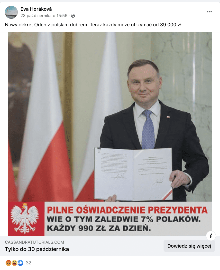 Zrzut ekranu z Facebooka. Na zdjęciu widzimy mężczyznę w garniturze pokazującego podpisane dokumenty.