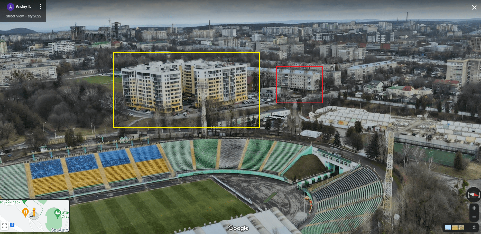 Zrzut ekranu przedstawiający zdjęcie z Google Street View z 2022 roku z widocznym stadionem „Ukraina”, budynkiem, z którego wykonano nagranie oraz tym widocznym w ostatnim kadrze nagrania.