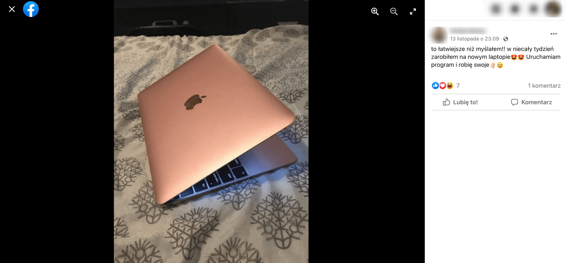 Zrzut ekranu z komentarza do jednego z postów oszustów. Widoczny jest laptop na tle pościeli oraz opis, że osoba komentująca kupiła to urządzenie dzięki udziałowi w programie Elona Muska.