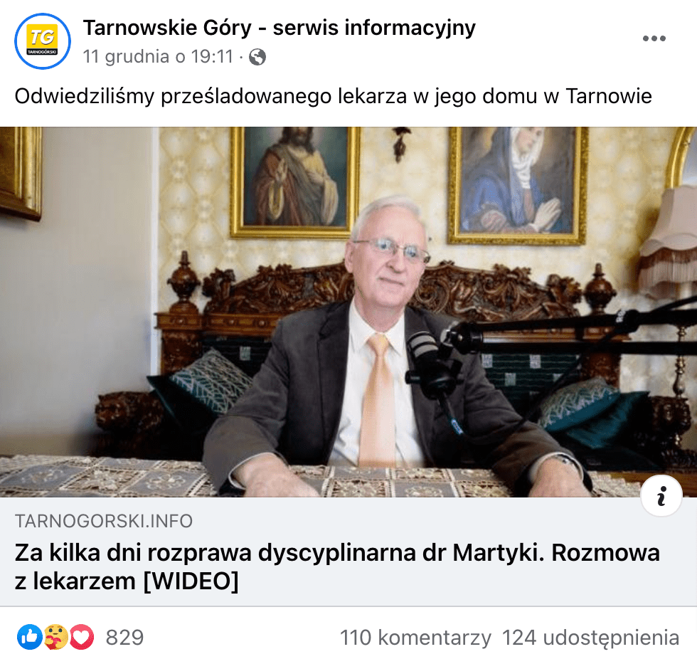 Zrzut ekranu posta na Facebooku, w którym zamieszczono opisywane nagranie. Widoczny jest starszy mężczyzna w okularach, koszuli, marynarce i pod krawatem. W tle wiszą obrazy przedstawiające Jezusa Chrystusa i Maryję.