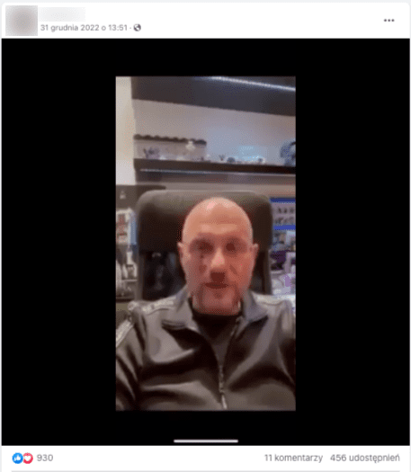 Nagranie na Facebooku przedstawiające mężczyznę siedzącego w fotelu twarzą w kierunku kamery. Za nim widać półkę, na której stoją jakieś drobne przedmioty. Mężczyzna jest łysy, ma drobną bródkę, podkrążone oczy i pionowy tatuaż pod prawym okiem. Ubrany jest w rozpinaną, dresową bluzę