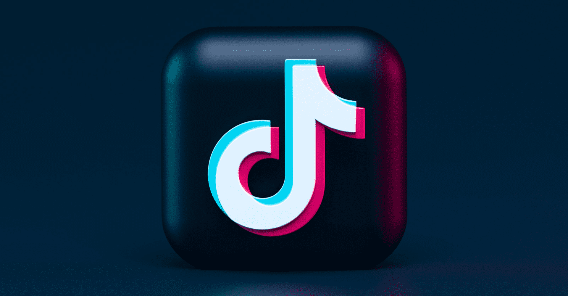 Logo TikToka: czarny kwadrat z białą nutką, która ma zielonkawo-różową obwódkę.