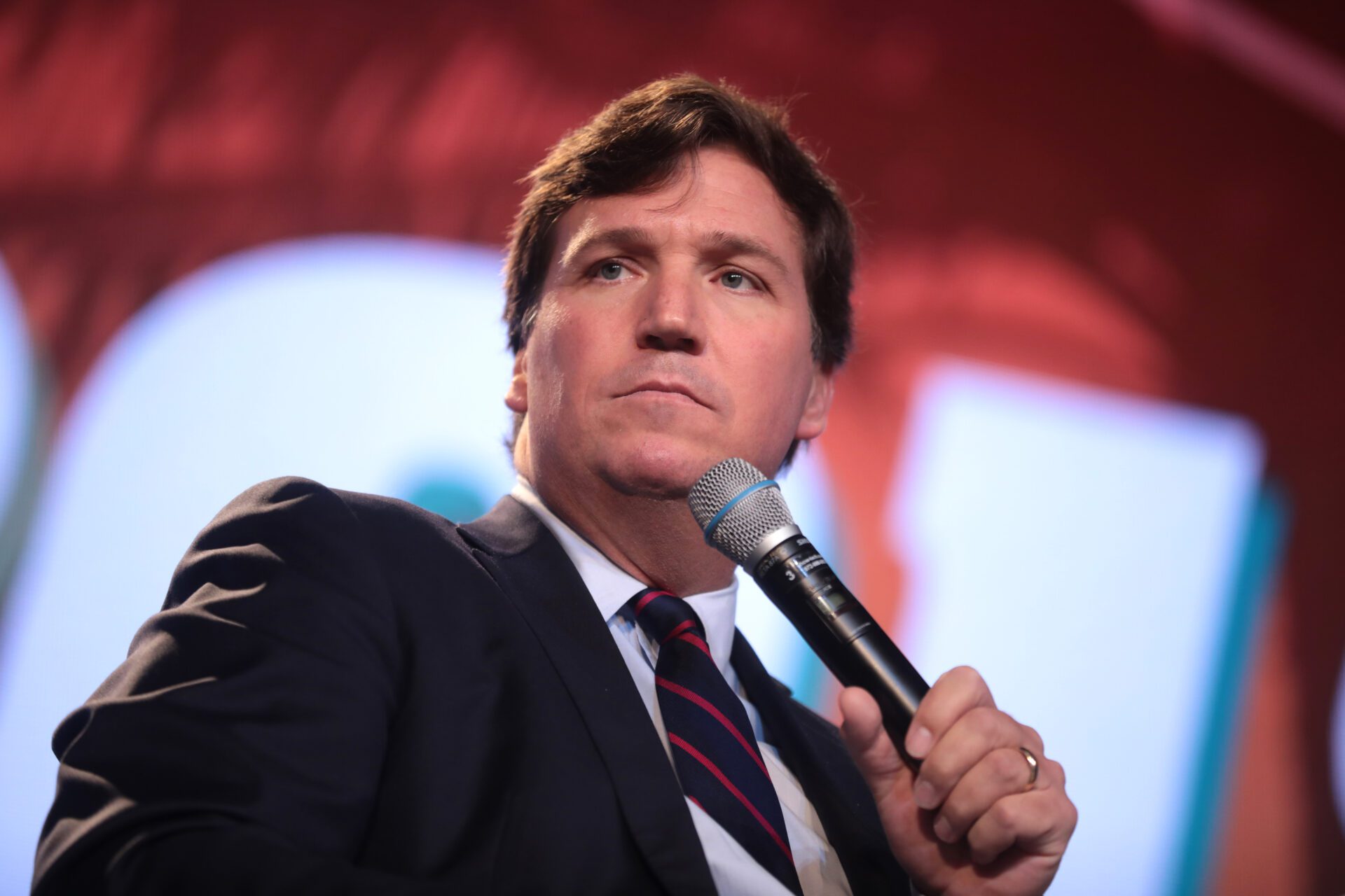 Fox News rozstaje się z Tuckerem Carlsonem. To cena za dezinformację?