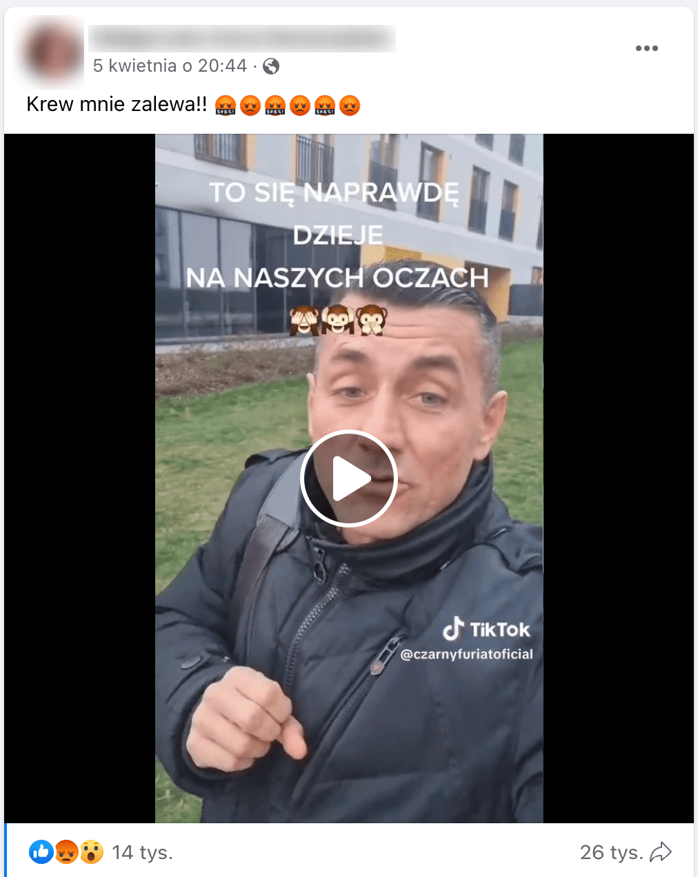 Zrzut ekranu posta na Facebooku udostępniającego TikToka. W kadrze jest szpakowaty mężczyzna w czarnej kurtce. Nad nim znajduje się napis wielkimi literami: „TO SIĘ NAPRAWDĘ DZIEJE NA NASZYCH OCZACH”.