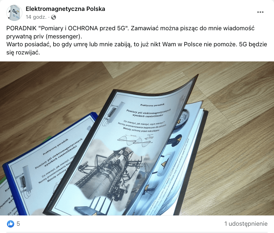 Zrzut ekranu z Facebooka. Na zdjęciu widzimy publikacje leżące na podłodze. Post polubiło pięć osób. Jeden użytkownik podał go dalej.