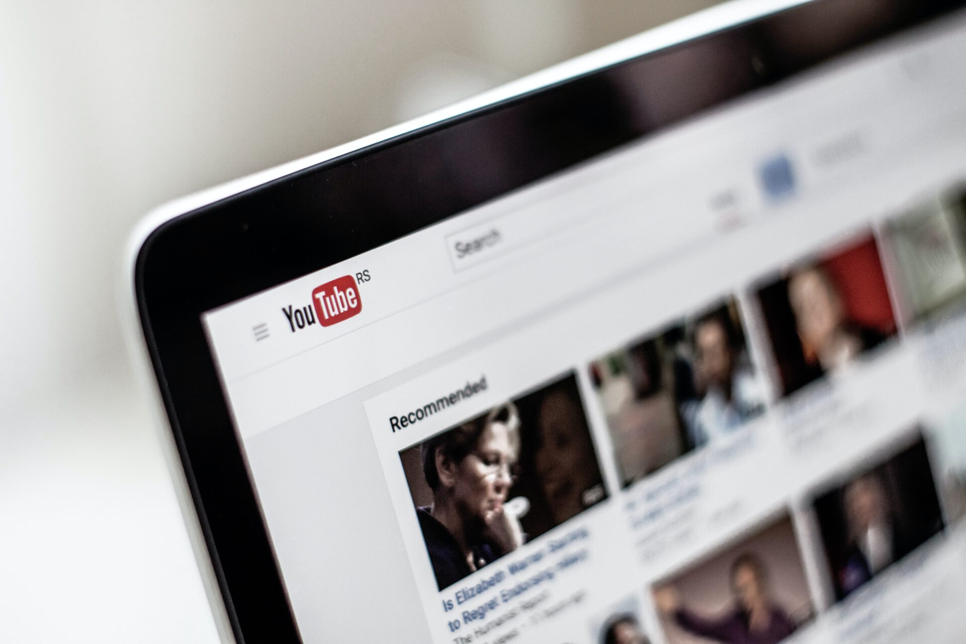Rekomendacje YouTube’a dla dzieci – broń, strzelaniny i mordercy