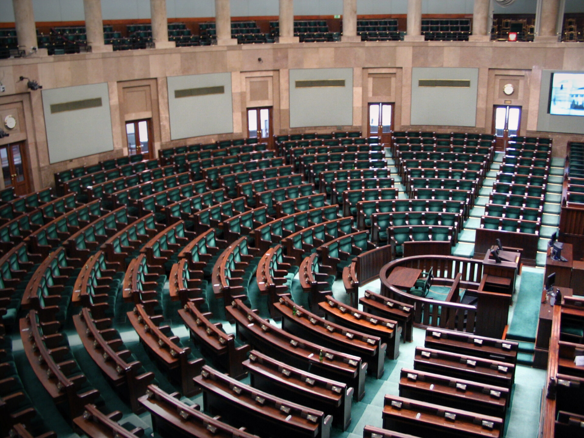 Pusta sala sejmowa.