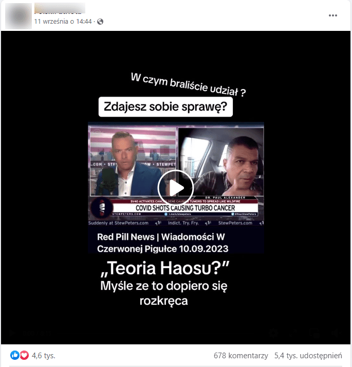 Nagranie z Facebooka, w którym padają tezy o tym, że w szczepionkach na COVID-19 znajduje się SV40. Kadr przedstawia wycinek programu, w którym widać po lewej stronie prowadzącego Stew Petersa, na tle ekranu wyświetlającego budynki, ubranego w marynarkę i białą koszulę. Po prawej stronie ekranu jest obraz z samochodu, gdzie wypowiada się zaproszony gość.