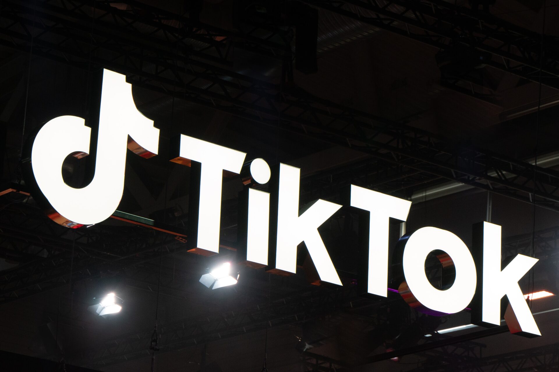 Neon przedstawiający logo TikToka — nutkę oraz napis "TikTok"