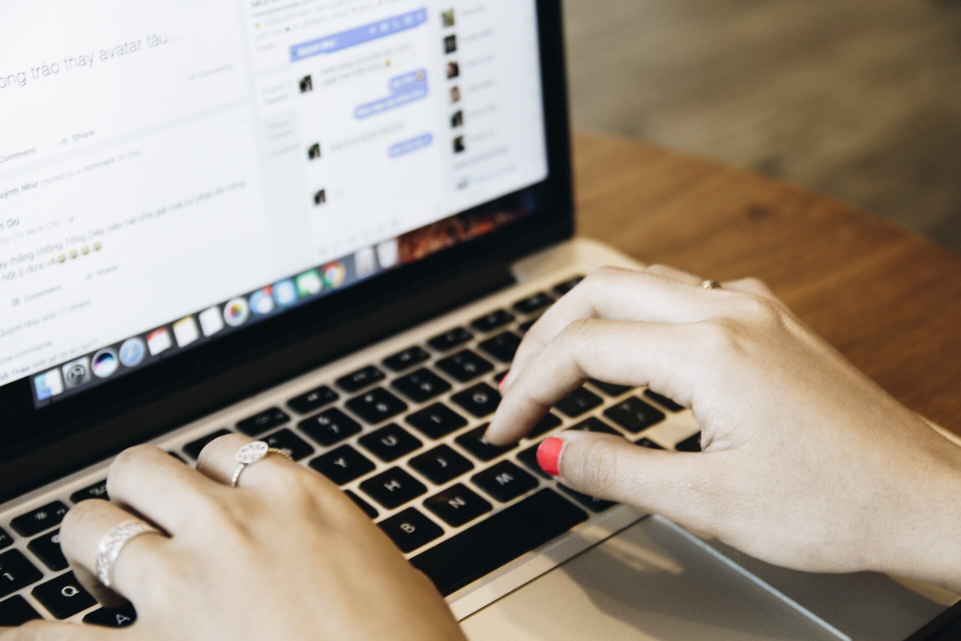 https://www.pexels.com/pl-pl/zdjecie/brzuch-czlowieka-pracujacego-326522/