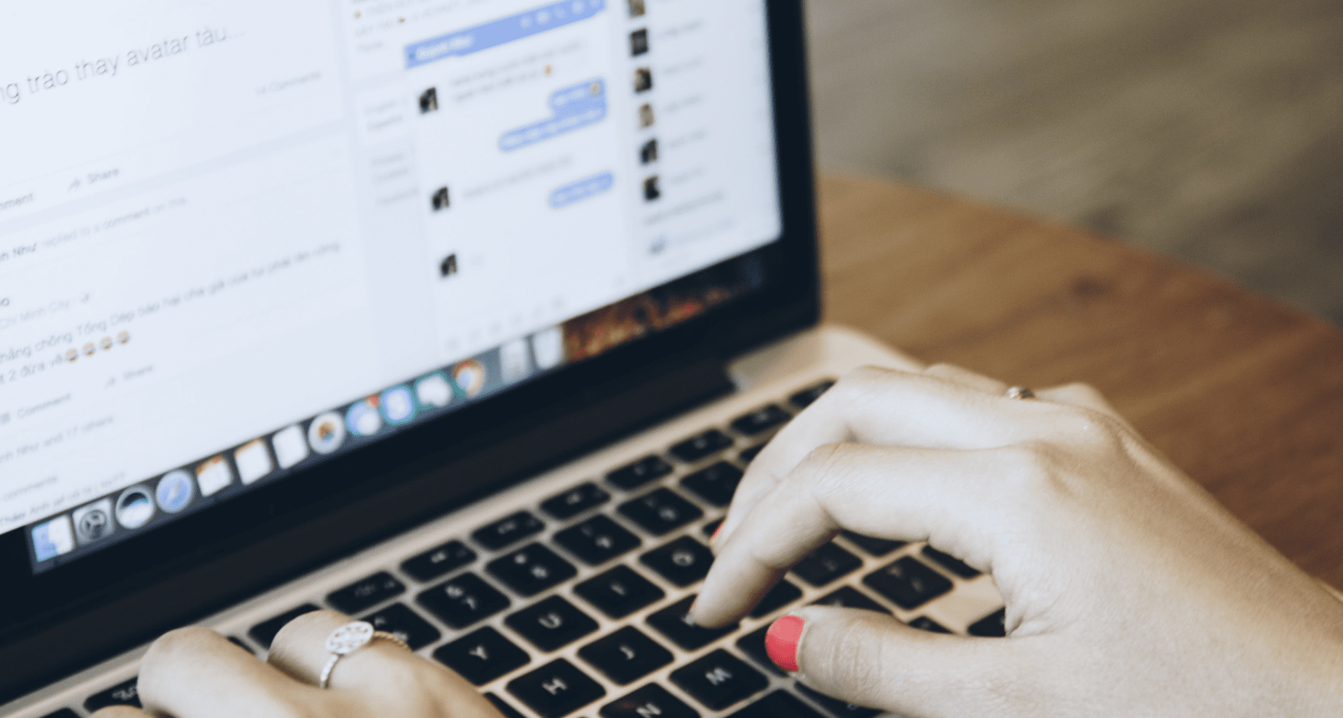 Osoba pisząca wiadomość na Facebooku i komentująca posty przy wykorzystaniu laptopa