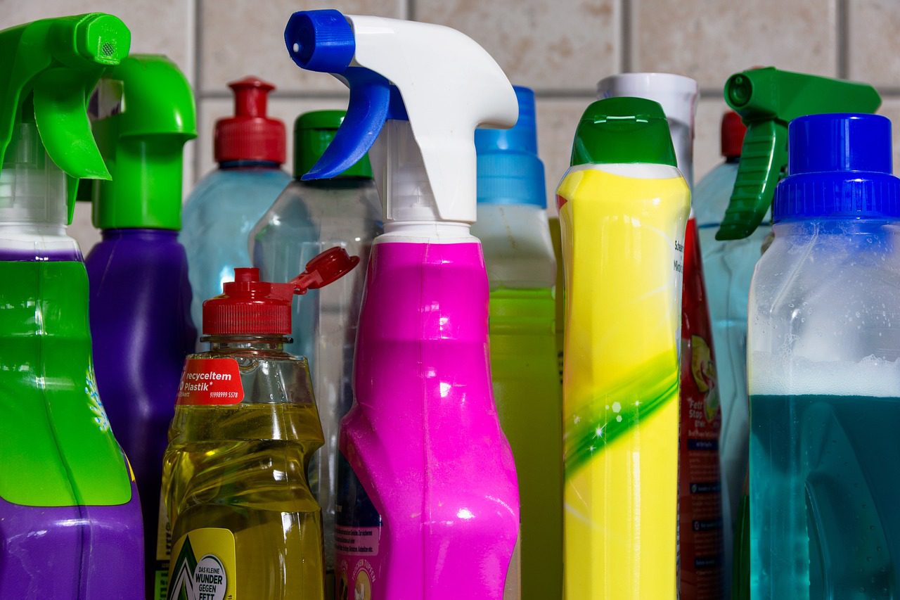 Wielokolorowe butelki chemii domowej