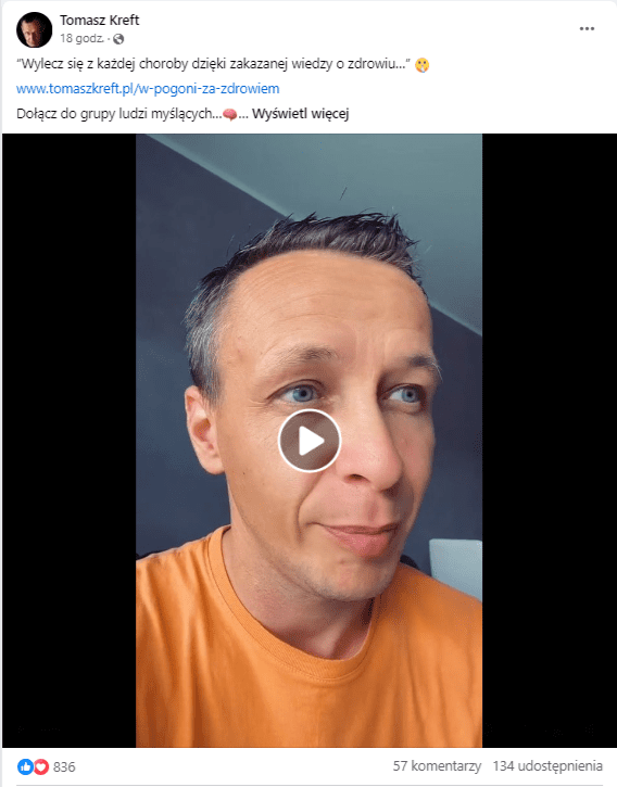 Kadr z nagrania na Facebooku, widać na nim mężczyznę w pokoju (widoczny od linii barków w górę) ubranego w pomarańczową koszulkę