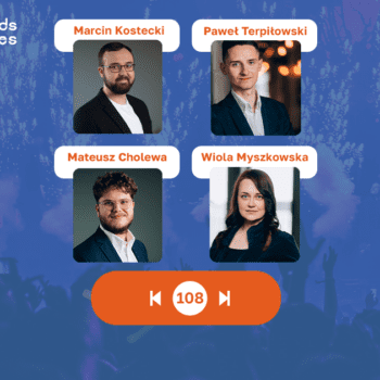 W lewym górnym rogu logo Demagog i Sound and Stories. W centralnej części zdjęcia portretowe czterech uczestników podcastu. Pod nimi pomarańczowy pasek ze znaczkiem play i numerem odcinka – 108.