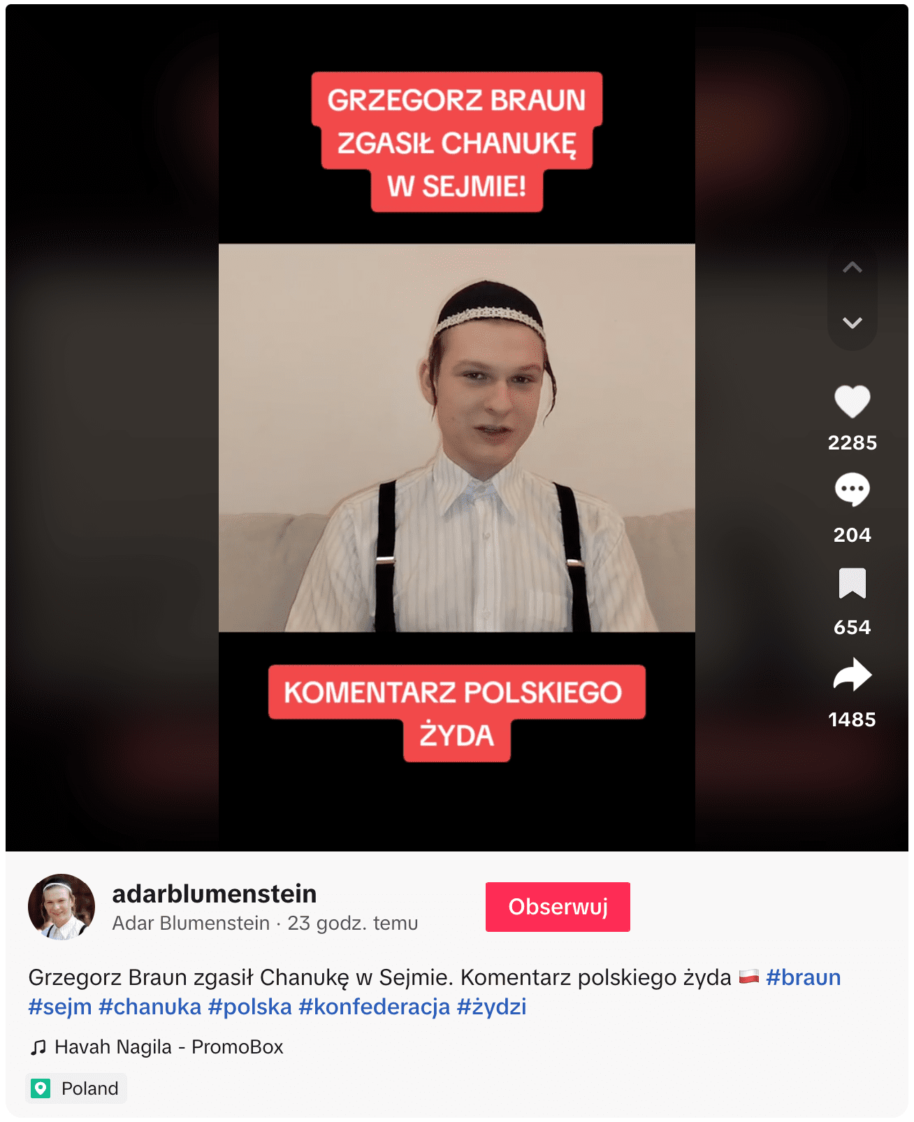 Zrzut tiktoka omawianego w poście. W kadrze znajduje się młody mężczyzna ubrany w koszulę i szelki. Na głowie na kipę, spod której wystają pejsy. Napis na czerwonym tle doklejony do filmu brzmi: „GRZEGORZ BRAUN ZGASIŁ CHANUKĘ W SEJMIE! KOMENTARZ POLSKIEGO ŻYDA”