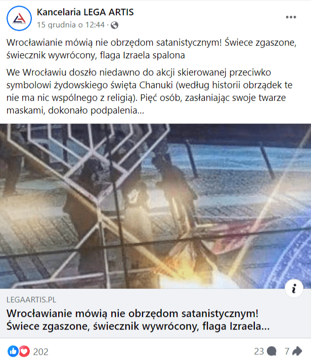 Zrzut ekranu wpisu na profilu Kancelaria LEGA ARTIS, w którym pisano o tym, że chanukowa świeca ma związek z satanistycznymi obrzędami. Na dołączonym obrazie widać zdarzenie we Wrocławiu, gdzie grupa osób ustawiła się przed świecznikiem chanukowym.