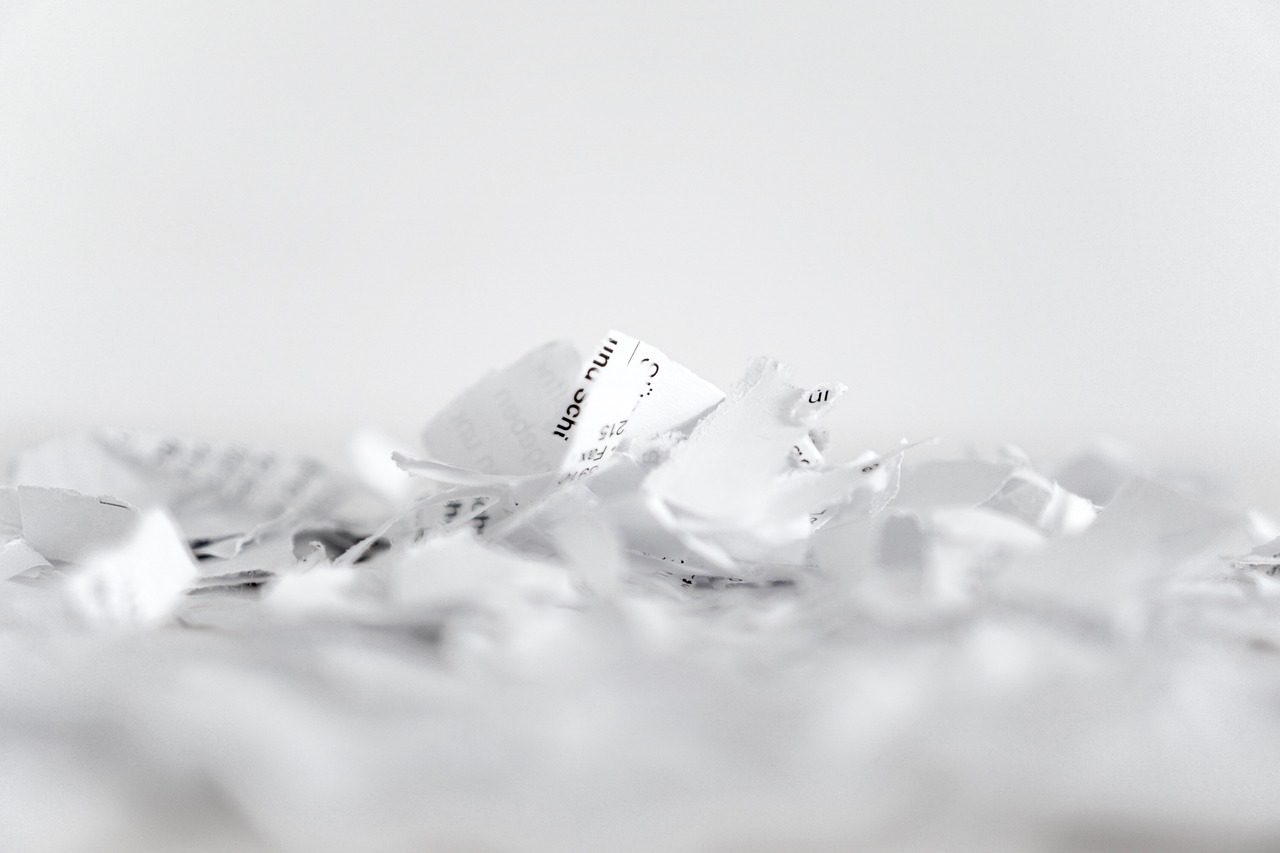 Ścinki papieru, który został pocięty przez niszczarkę do papieru.
