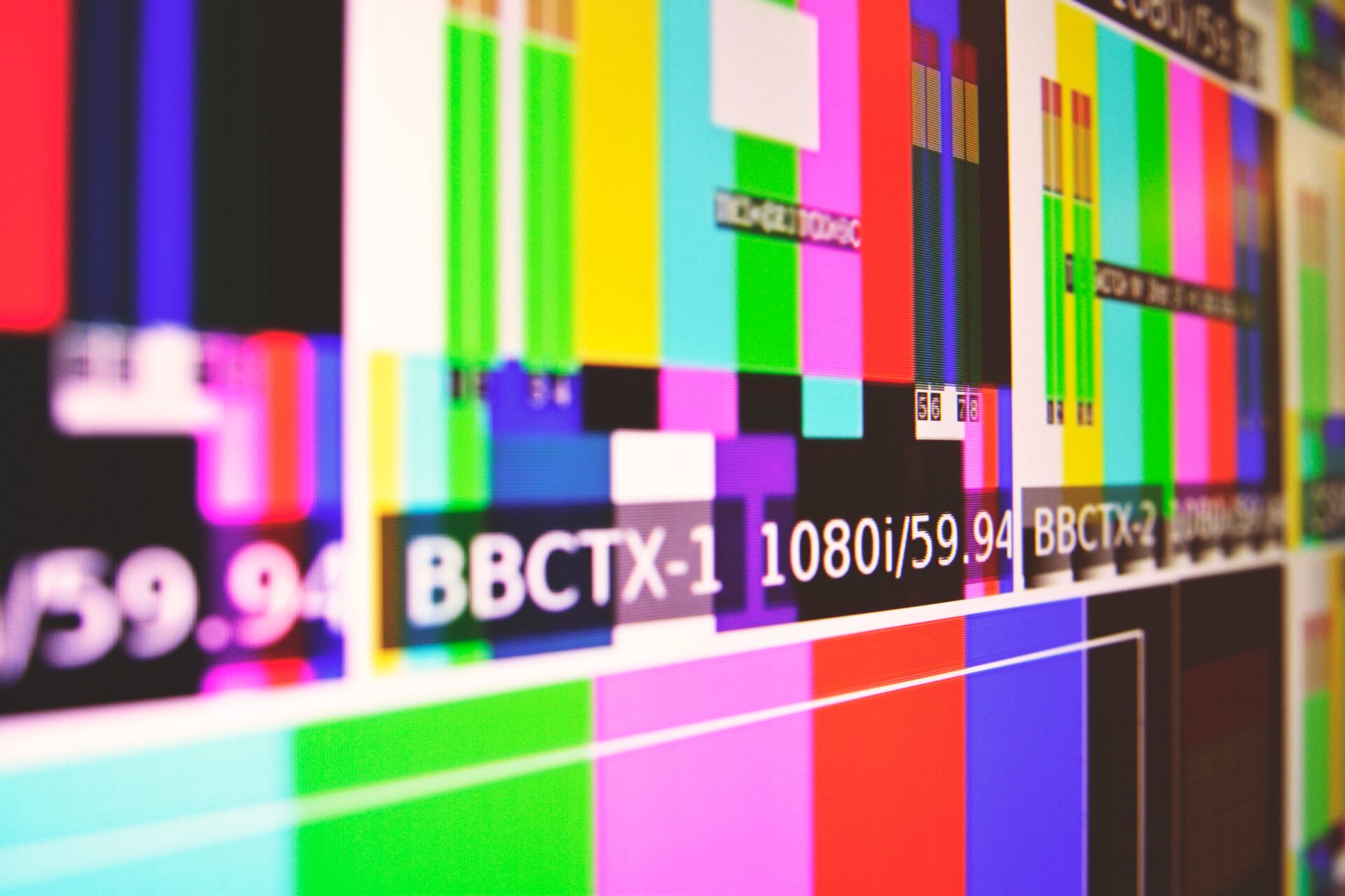 ekrany pokazujące testowy sygnał telewizyjny