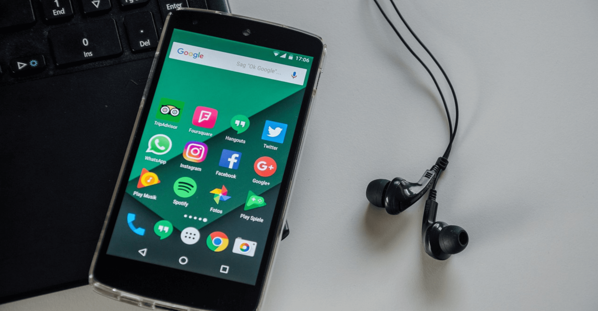 Telefon z aplikacjami platform społecznościowych i słuchawki douszne