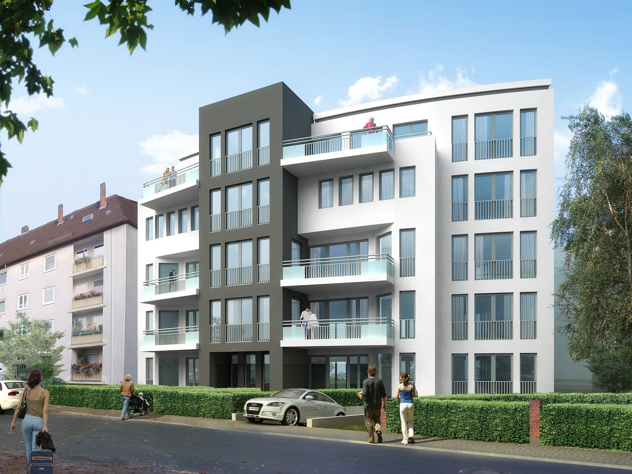 Biały apartamentowiec, samochód wyjeżdżający z garażu, 4 osoby zmierzają w stronę budynku. Na pierwszym i czwartym piętrze ludzie stoją na balkonach.
