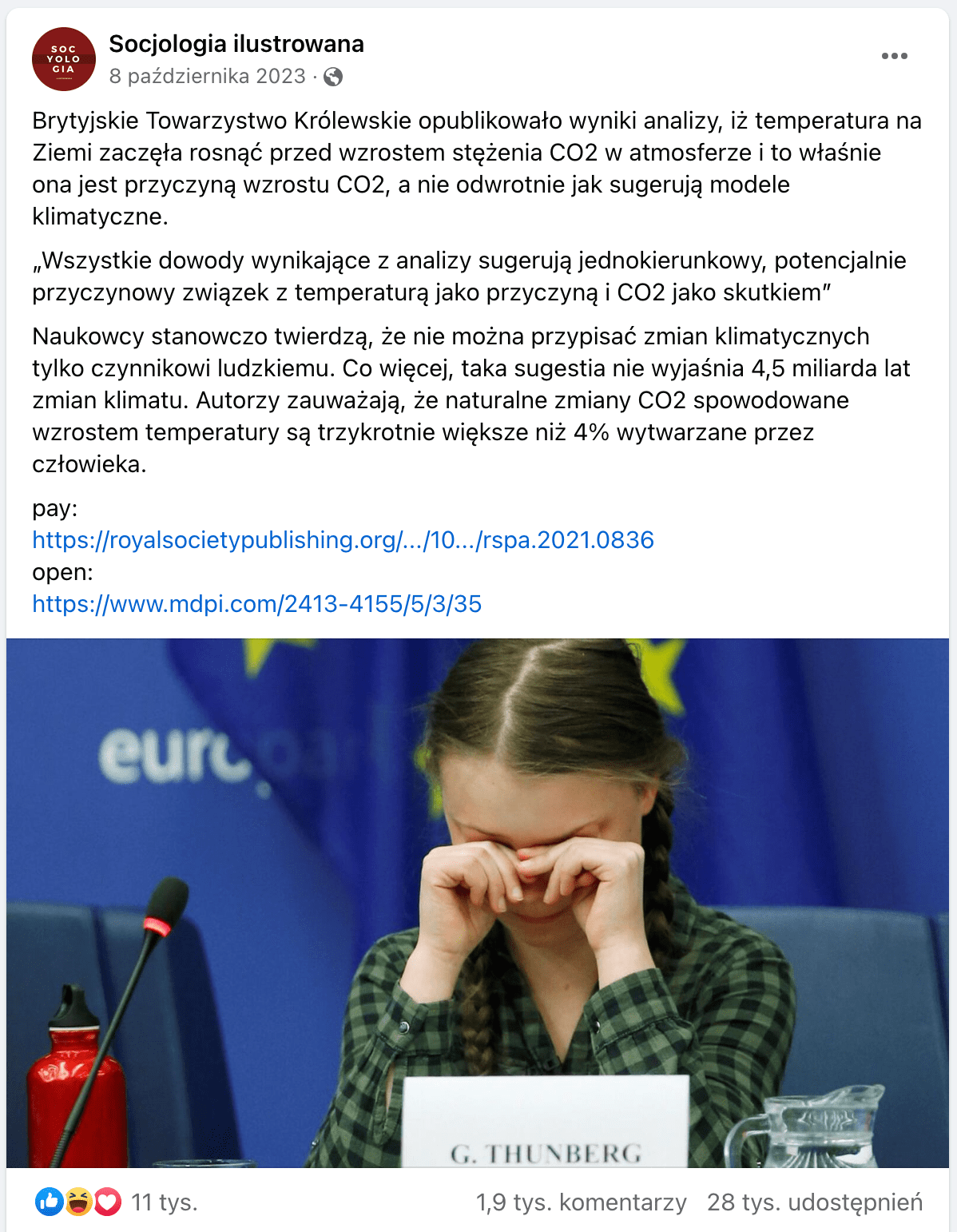 Zrzut ekranu posta na Facebooku. Dołączono do niego zdjęcie Grety Thunberg, która zasłania sobie oczy dłońmi: wygląda, jakby płakała. Młoda aktywistka ubrana jest w koszulę w czarno-zieloną kratę. Przed nią stoi mikrofon, dzbanek i wizytówka z jej imieniem. W tle znajduje się flaga Unii Europejskiej.