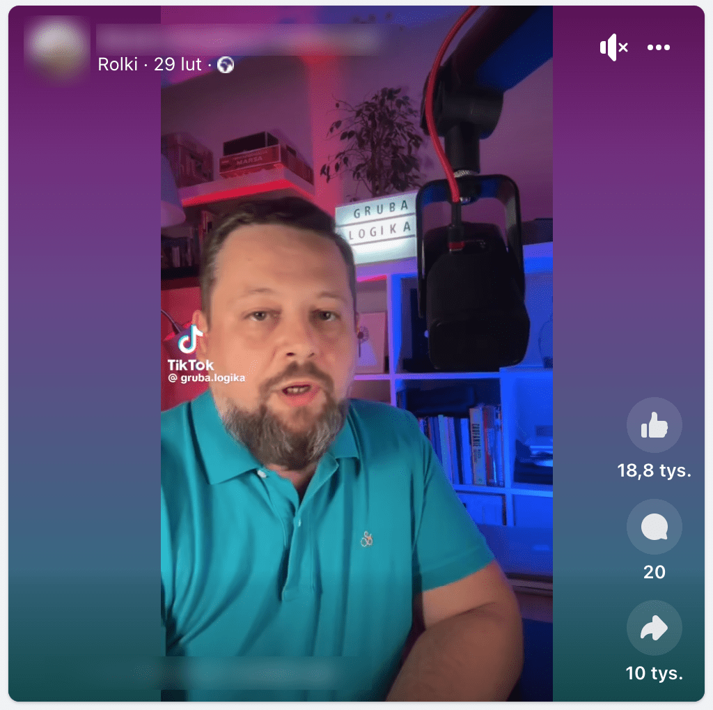 Zrzut ekranu rolki opublikowanej na Facebooku. W kadrze znajduje się mężczyzna z brodą, ubrany jest w błękitną koszulkę polo. Przed nim znajduje się mikrofon na stojaku. W tle stoją regały z książkami oraz tablica z napisem „Gruba logika”. Lampy oświetlają pomieszczenie na czerwono i niebiesko.