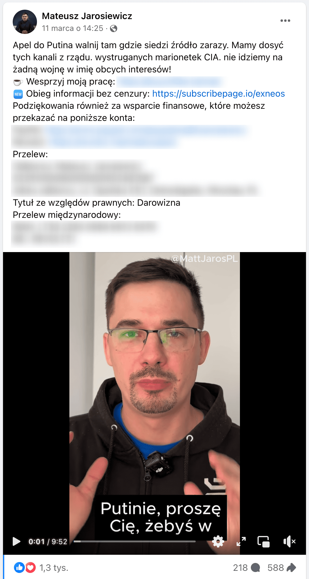 Zrzut ekranu posta na Facebooku. W kadrze omawianego filmu jest mężczyzna w okularach, czarnej bluzie, niebieskim podkoszulku z przypiętym mikrofonem. Do nagrania dodane są napisy. Wyświetlany fragment wypowiedzi brzmi: „Putinie, proszę Cię, żebyś w” (tutaj napis urywa się). 