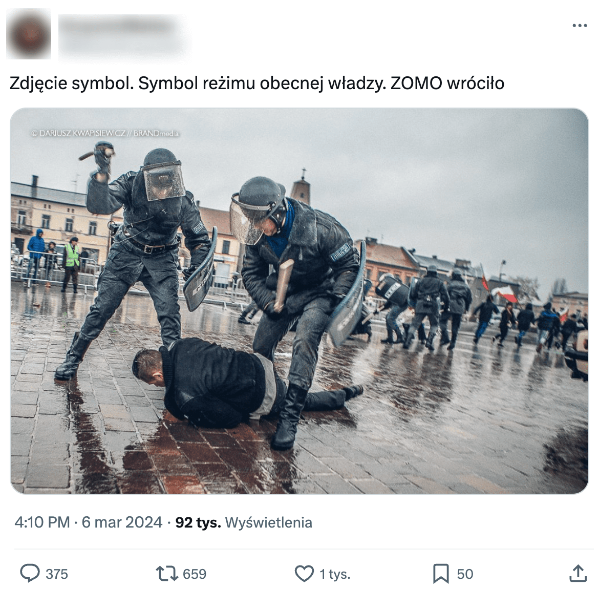 Zrzut ekranu omawianego wpisu. Widoczni są dwaj funkcjonariusze w mundurach i hełmach bijący pałką leżącego mężczyznę w czarnej kurtce. Wpis zdobył ponad tysiąc polubień, 375 komentarzy. 659 użytkowników serwisu X udostępniło go, a 50 zapisało.