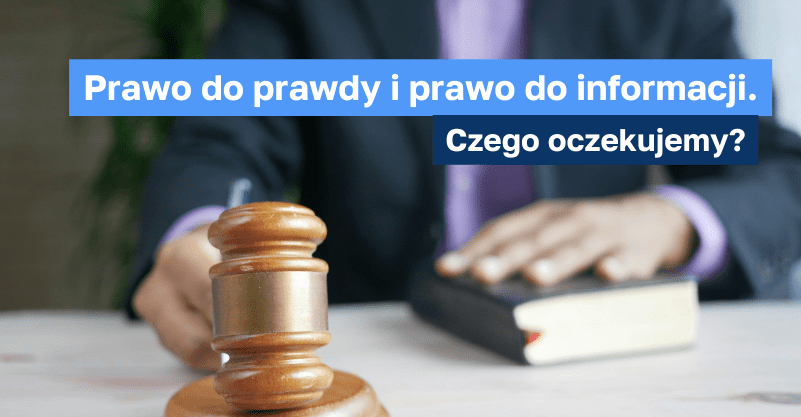postać trzymająca książkę i młotek sędziowski