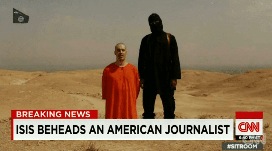 Klatka z nagrania (kopii CNN), które przedstawiało ostatnie chwile życia brytyjskiego dziennikarza. 