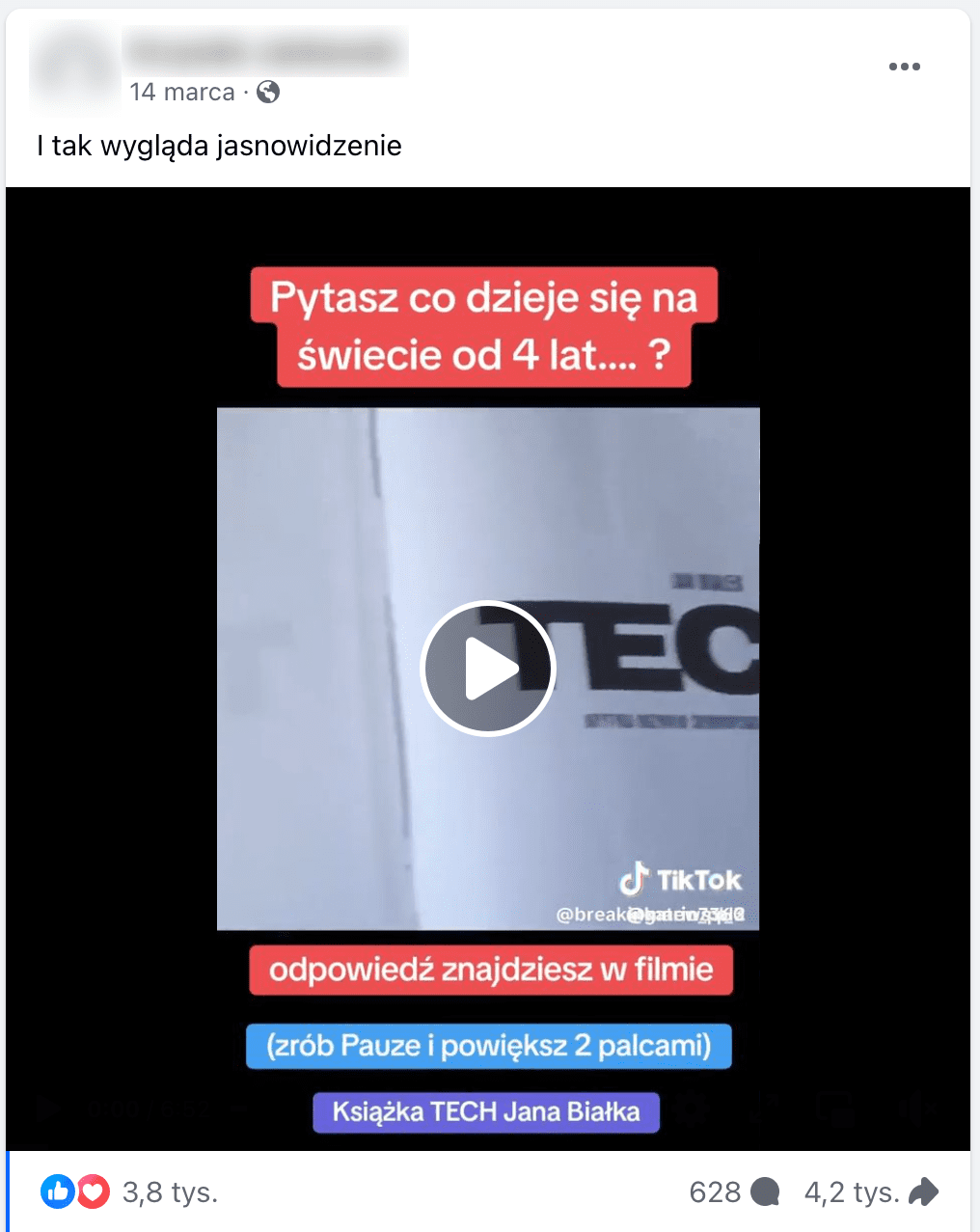 Zrzut ekranu omawianego posta na Facebooku. W kadrze dołączonego filmu znajduje się strona tytułowa książki „TECH. Krytyka rozwoju środowiska technologicznego”. Podpisano je słowami: „Pytanie co dzieje się na świecie od 4 lat….? odpowiedź znajdziesz w filmie (zrób Pauze i powieksz 2 palcami) Książka TECH Jana Białka”.