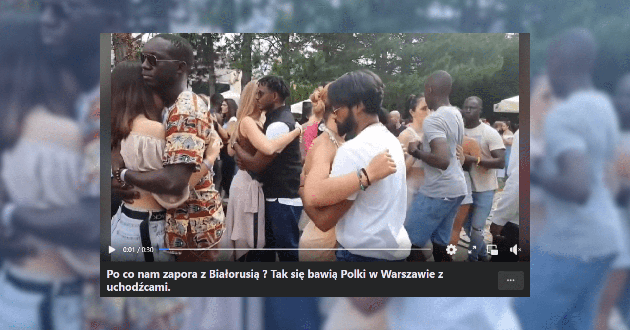 Screenshot wpisu z Facebooka, który przedstawia nagranie, na którym białe kobiety tańczą z mężczyznami o ciemnej karnacji. Do posta został załączony wpis: „Po co nam zapora z Białorusią ? Tak się bawią Polki w Warszawie z uchodźcami".