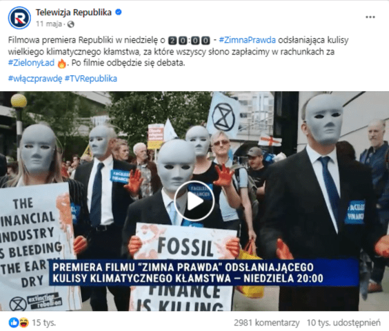Wpis na Facebooku z kadrem z filmu "Zimna prawda" w którym widać osoby biorące udział w proteście klimatycznym.