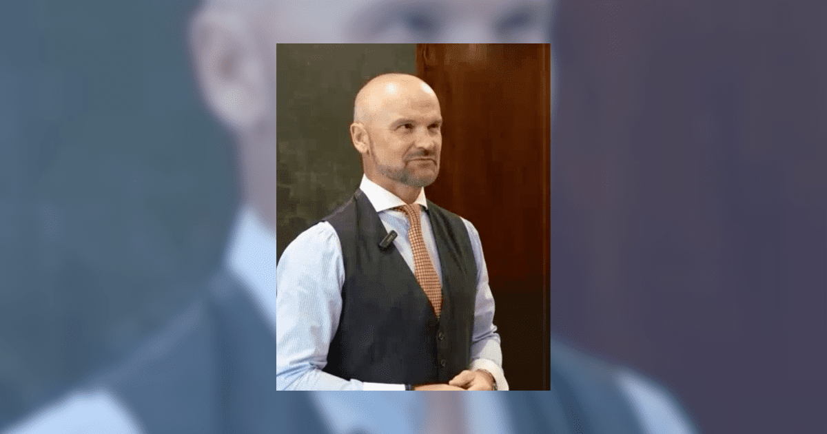 Screenshot z nagrania z Facebooka przedstawiający elegancko ubranego Rafała Brzozkę.