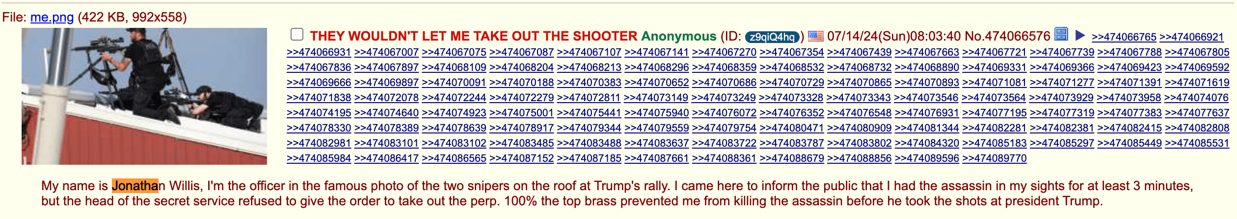 Zrzut ekranu posta na forum 4chan. Po lewej stronie zdjęcie przedstawiające dwóch snajperów zajmujących pozycję na dachu. Jeden z nich leży, drugi klęka na jedno kolano. Mają na sobie czarne ubrania, czapki z daszkiem oraz kamizelki kuloodporne z napisem „Policja”.