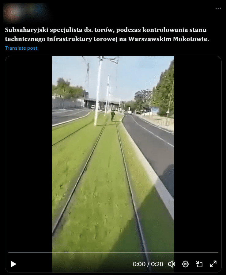 Zrzut ekranu z posta na X. Film, na którym widać mężczyznę jadącego środkiem torów tramwajowych. W opisie informacja, że jest to „subsaharyjski specjalista ds. torów”.