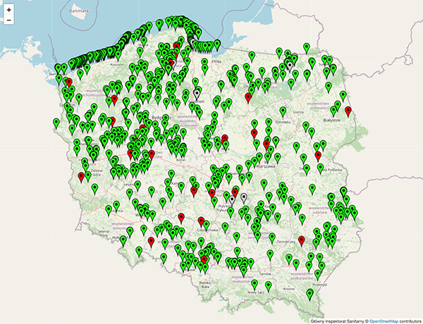 Widok mapy Polski w serwisie kąpielowym Głównego Inspektoratu Sanitarnego. Na mapie zielonym kolorem zaznaczone są kąpieliska otwarte. Czerwonym zaznaczone są kąpieliska zamknięte.