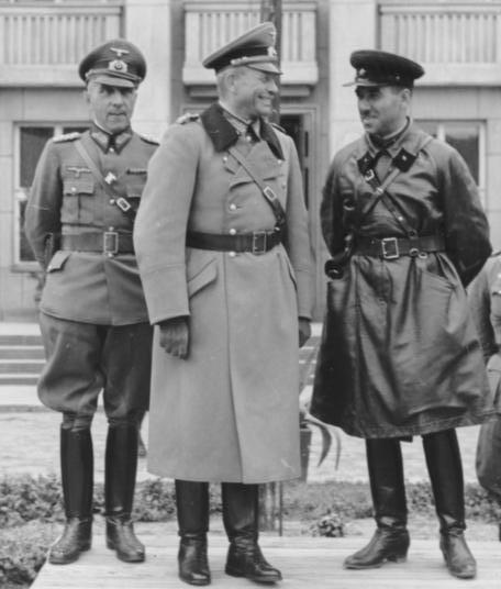 Gen. Mauritz von Wiktorin, gen. Heinz Guderian i kombryg Siemion Kriwoszein odbierają wspólną defiladę Wehrmachtu i Armii Czerwonej w Brześciu