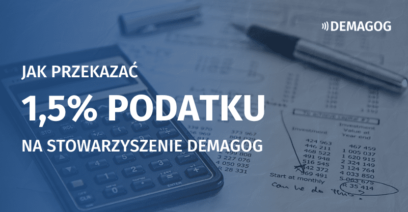 Na stole leżą kartki, a na nich kalkultor i długopis. Na tym napis „Jak przekazać 1,5% podatku na stowarzyszenie Demagog” i logo Demagoga